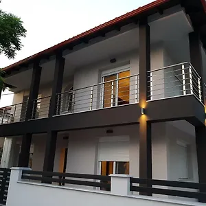 Apartment Fantastic Four, Néoi Epivátai